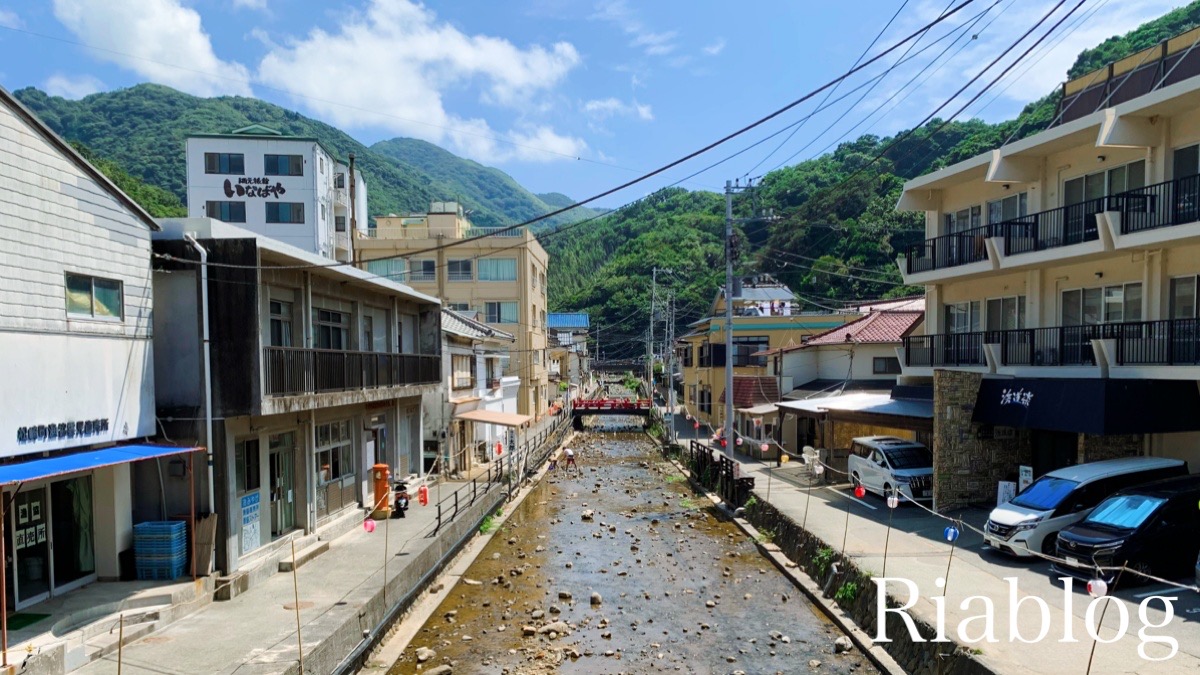 雲見海岸へ繋がる川と情緒あふれる町並み