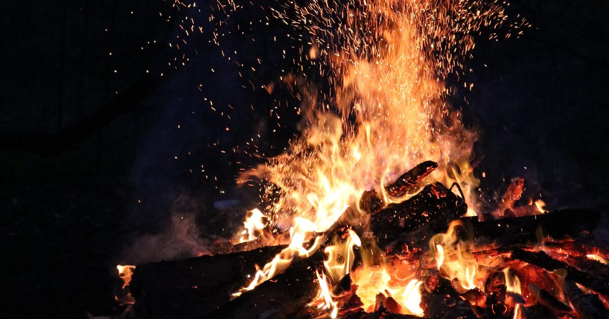 深大寺の厄除け祈願、燃える炎のイメージ写真