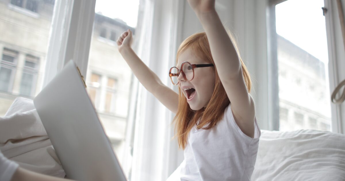 喜んでいる女の子の写真